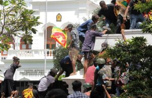 Sri Lanka yine karıştı! Protestolarda 1 kişi öldü sokağa çıkma yasağı ilan edildi