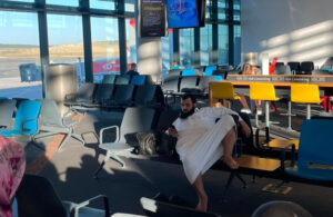 Arap turist çıplak ayaklarıyla yayılarak oturdu