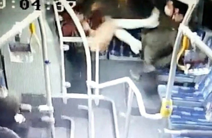 Metrobüste taciz iddiasına kadından tekmeli dayak