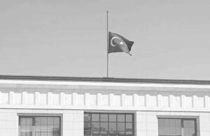 Irak’ta yas ilan edilmesinin ardından Türkiye’nin Bağdat Büyükelçiliği’nde bayraklar yarıya indi