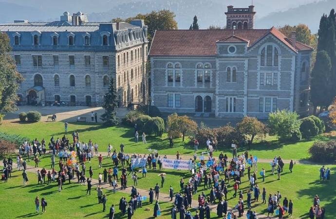 Boğaziçi Üniversitesi Rektörlüğü mezun kartlarını süresiz iptal ediyor