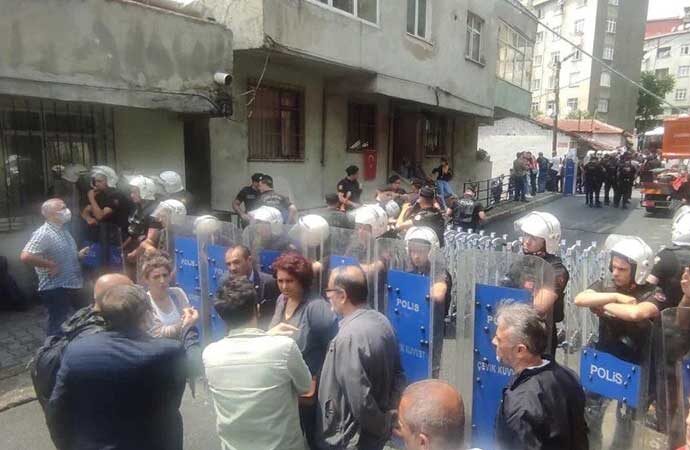 AKP’li belediye yetkilileri Fetihtepe’de çevik kuvvetle binalara girdi!