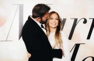 Jennifer Lopez, Ben Affleck’le evliliğini yatakta alyans pozuyla açıkladı