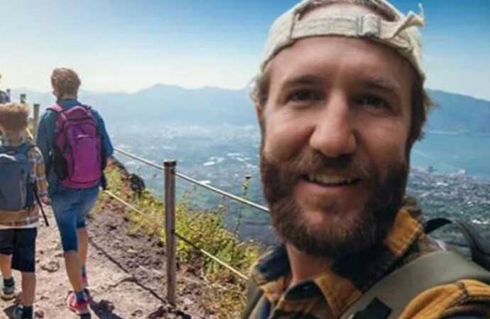 Selfie çekmeye çalışan turist yanardağın içine düştü