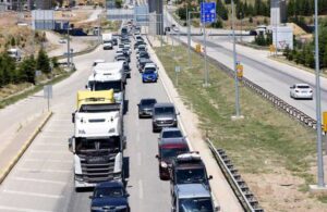 Bayram yolculuğu başladı Türkiye’de trafik durma noktasına geldi