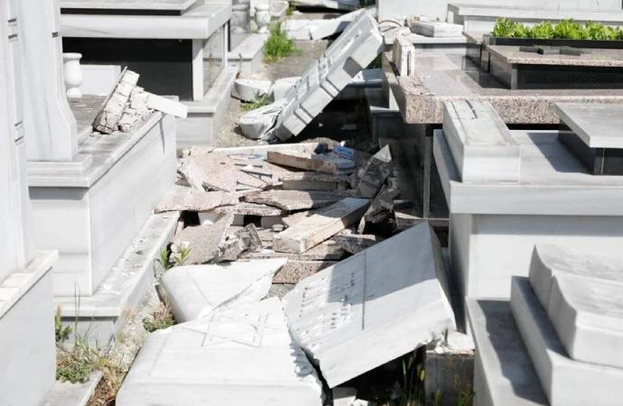 Hasköy Yahudi Mezarlığı tahrip edildi! 5 çocuk gözaltında