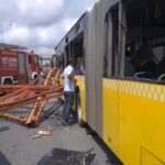İstanbul’da feci kaza!  İETT otobüsüne kamyondan düşen demirler saplandı