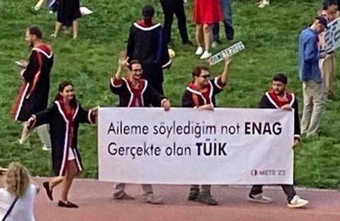 ODTÜ'de gelenek bozulmadı: Rektörlüğün katılmadığı mezuniyette çarpıcı pankartlar - Tele1
