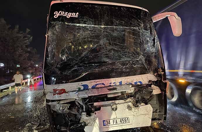 Sakarya’da otobüs tıra çarptı: 25 yaralı