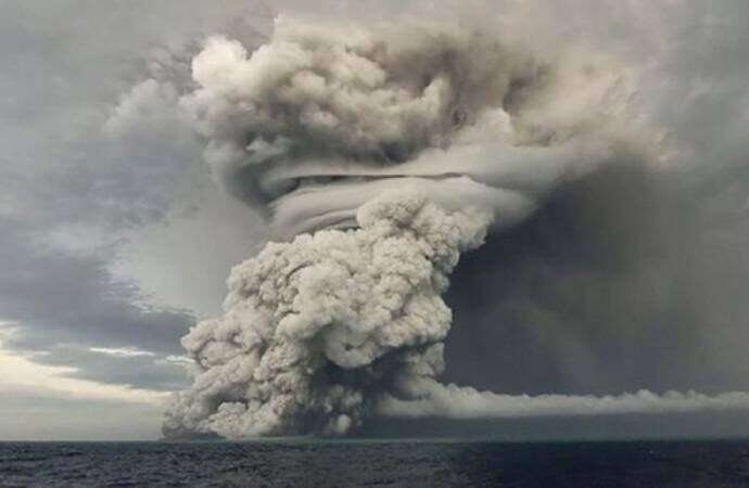 Tonga’daki yanardağ atmosfere 58 bin olimpik havuzu dolduracak su buharı püskürttü