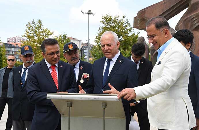 KKTC Meclis Başkanı’ndan Rauf Denktaş Anıtı’na ziyaret
