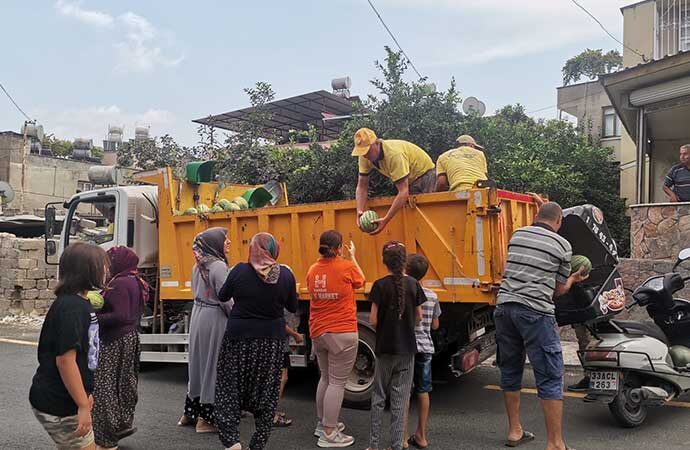 Tarsus Belediyesi, 6 ton karpuzu halka ücretsiz dağıttı