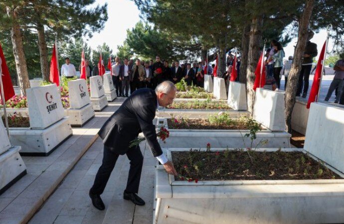 Kılıçdaroğlu Afyonkarahisar’da şehitlikleri ziyaret etti