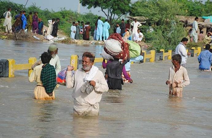 Pakistan sele teslim! Ulusal acil durum ilan edildi