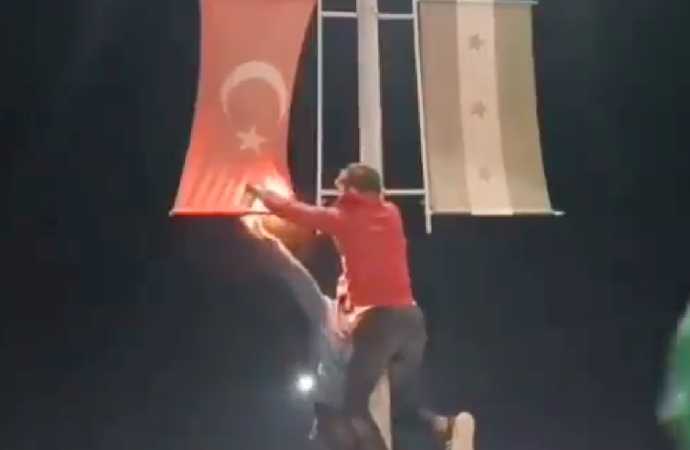 Çavuşoğlu’nun açıklamasının ardından Suriye’de Türk bayrağı yakıldı!
