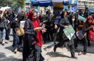Afganistan’da kadınlar Taliban’a karşı sokağa çıktı
