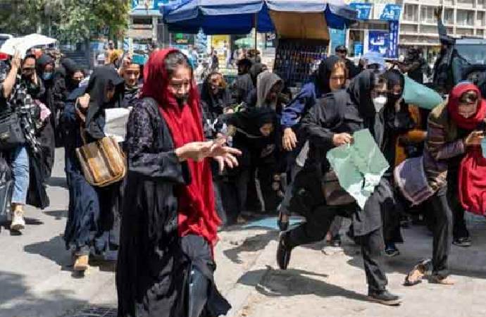 Afganistan’da kadınlar Taliban’a karşı sokağa çıktı