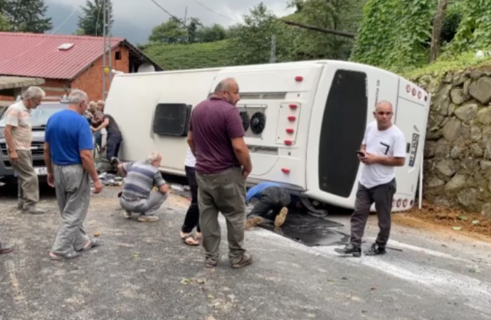Rize’de turistleri taşıyan midibüs devrildi! 3’ü ağır 25 kişi yaralı