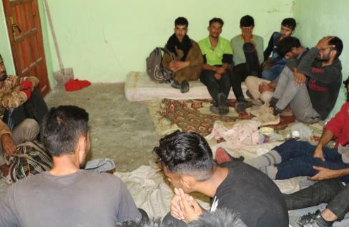 Metruk evde 33 kaçak Afgan göçmen yakalandı