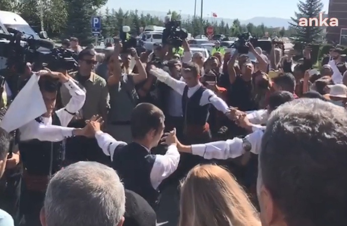 Kemal Kılıçdaroğlu’nu Erzurum’da bar ekibi karşıladı