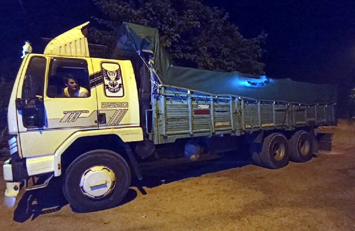‘Karpuz var’ denilen kamyondan 64 kaçak göçmen çıktı