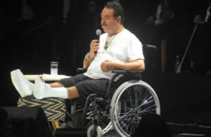 İbrahim Tatlıses tekerlekli sandalye ile konser verdi