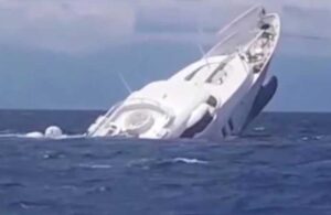 40 metrelik süperyat Akdeniz’in ortasında battı