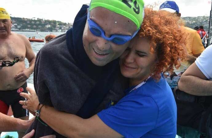 Türkiye’nin ilk engelli belediye başkanı İstanbul Boğazı’nı yüzerek geçti