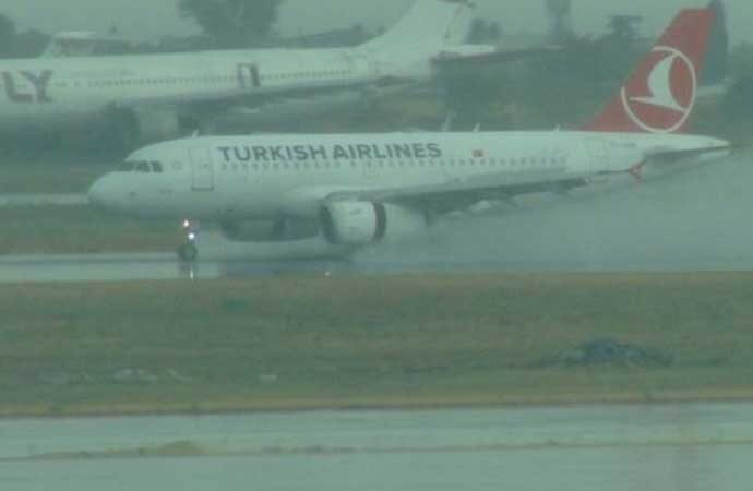 Yağmur yağdı, İstanbul’a inecek uçaklar havada kaldı