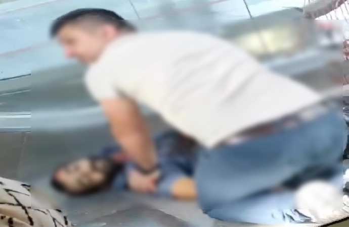 Metrodaki ‘yan bakma’ kavgasında göğsünden bıçaklandı