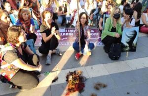 Tunceli’de bir grup kadın saçlarını keserek İran’ı protesto etti