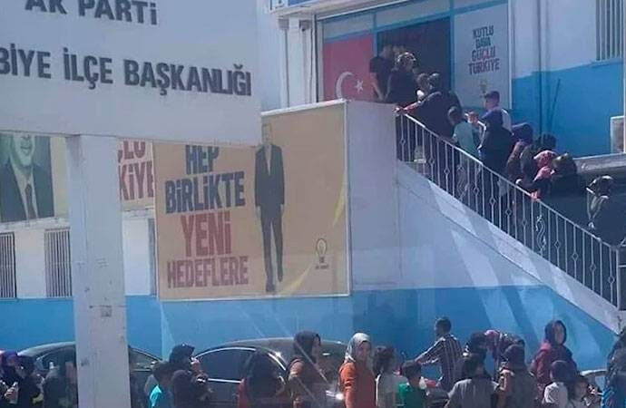 Erdoğan’ın mitinginde yalancı kalabalık telaşı! AKP 250 liralık market kartı dağıttı
