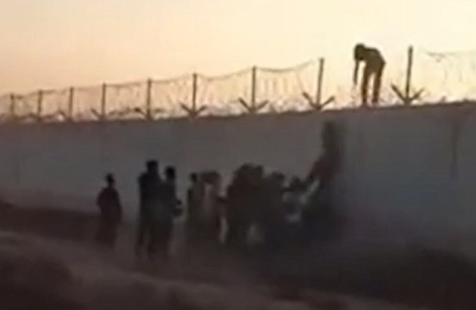 Kaçak göçmenler sınırı merdiven ve kerpeten yardımıyla geçti