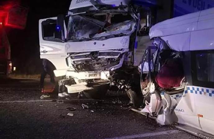 Sivas’ta feci kaza… Düğünden dönen minibüs kamyonla çarpıştı! 8 ölü 9 yaralı