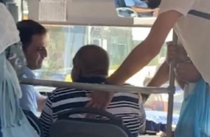 Ücretsiz biniş kartını göstermek istemeyen yolcu inat ederek otobüsten inmedi