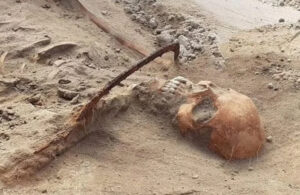 Boğazı orakla kilitlenen bin yıllık ‘vampir’ mezarı bulundu