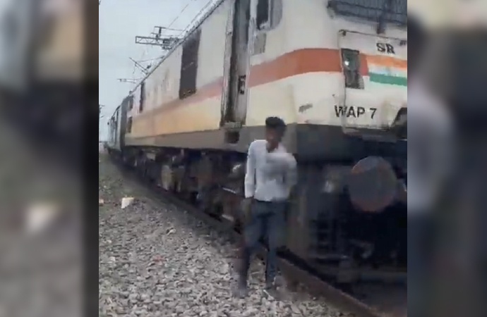 Etkileşim hırsı kötü bitti! Instagram için rayların yanında poz veren gence tren çarptı