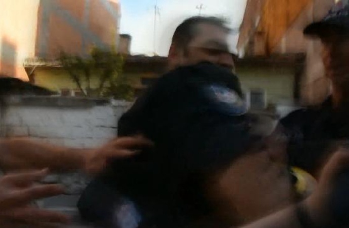 Polis, yangın haberi için çekim yapan gazetecilere tekme ve yumrukla saldırdı