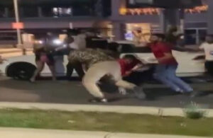 Eğlence mekanı çıkışı 10 kişi bir siyahiyi yere düşürüp dövdü