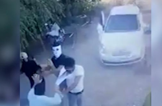 Maskeli saldırganlar baba ve oğlun üzerine otomobil sürüp sopalarla darbetti