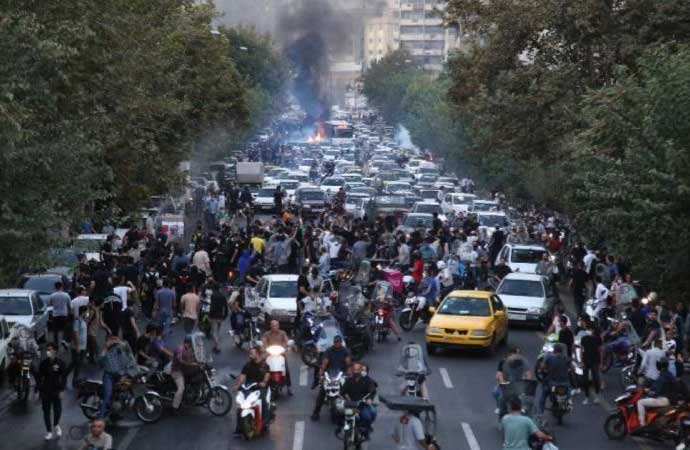 İran hükümeti Mahsa Amini için sokağa çıkanlara ‘terörist’ dedi