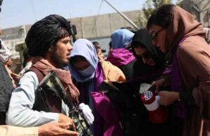 Taliban Mahsa Amini için sokağa çıkan kadınlar ateş açtı