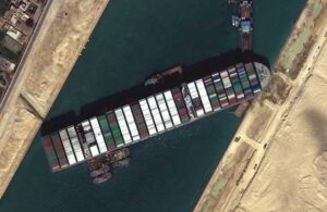 Bir geminin daha karaya oturduğu Süveyş Kanalı bu defa hızlı açıldı