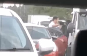 Aracın camından çıkıp tartıştığı şoföre saldırdı