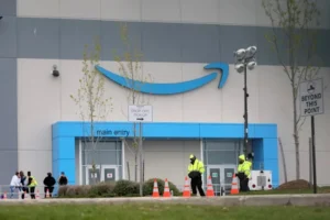 Amazon, emek uygulamalarına yönelik eleştiriler ve zorlu bir sendika savaşı nedeniyle ABD’deki saatlik çalışanların ücretlerini artırmak için yaklaşık 1 milyar dolar harcadığını açıkladı.