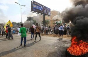 Sudan’da protestocular valilik binasını ateşe verdi