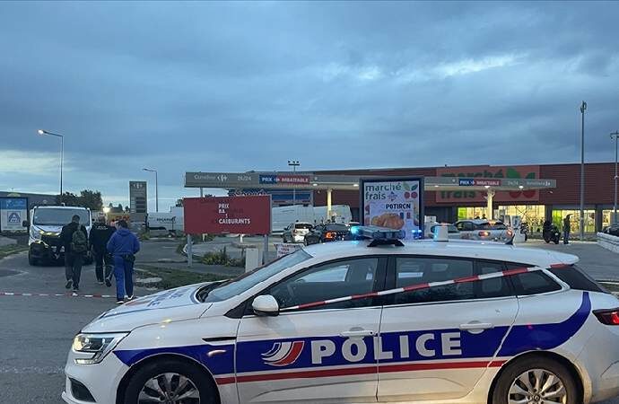 Fransa’da gençler akaryakıt istasyonunu işgal edip benzini belirledikleri fiyattan sattı