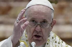 Papa’dan cinsel içerikli film uyarısı