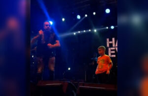 Haluk Levent konserde kaybolan çocuğun annesini şarkı söyleyerek buldu