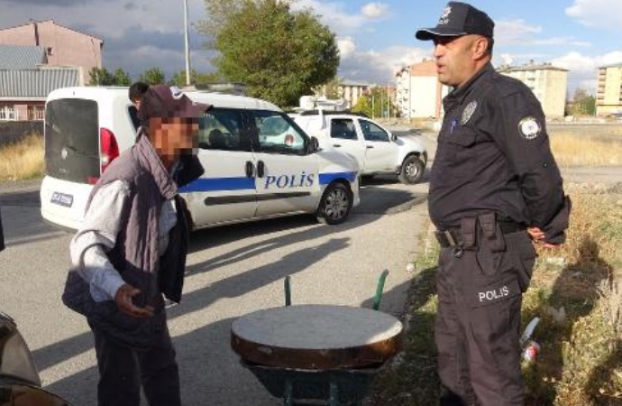 Rögar kapağını götürürken yakalanan Erzurumlu polise isyan etti: Hırsız mıyım?